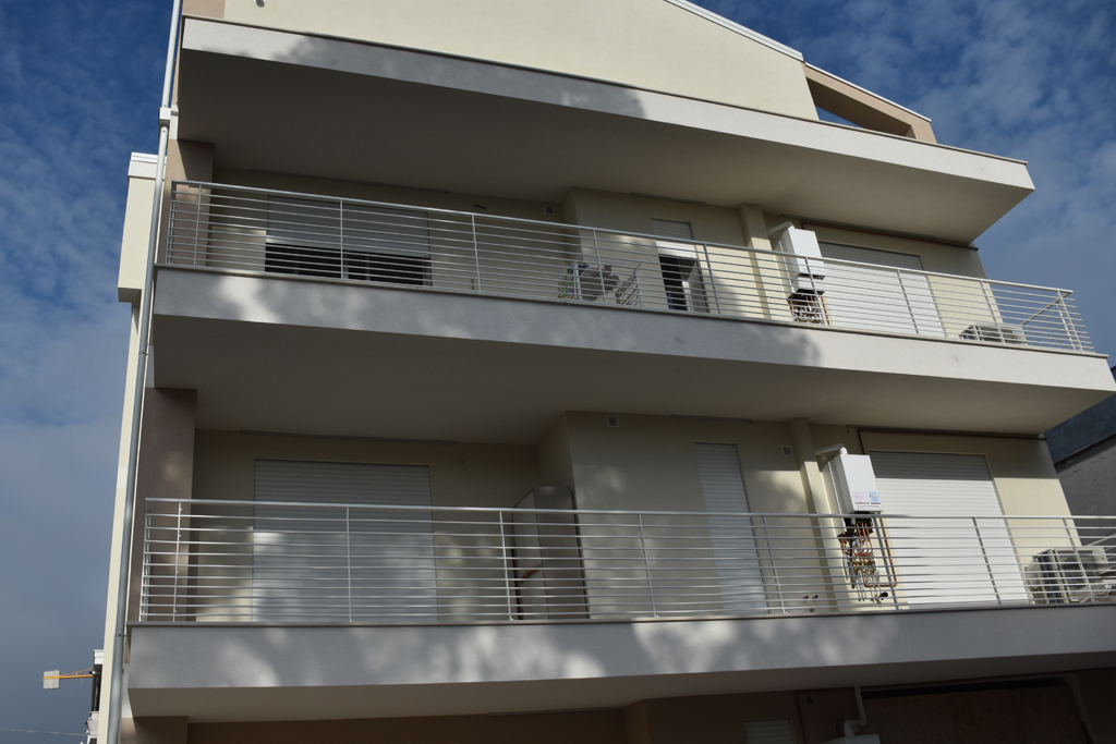 Finiture di pregio e balconi moderni in vetro - Opere Mucciconi Group